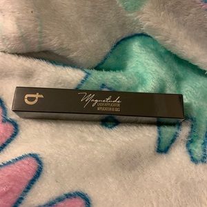 Tori Belle Plastic lash applicator.